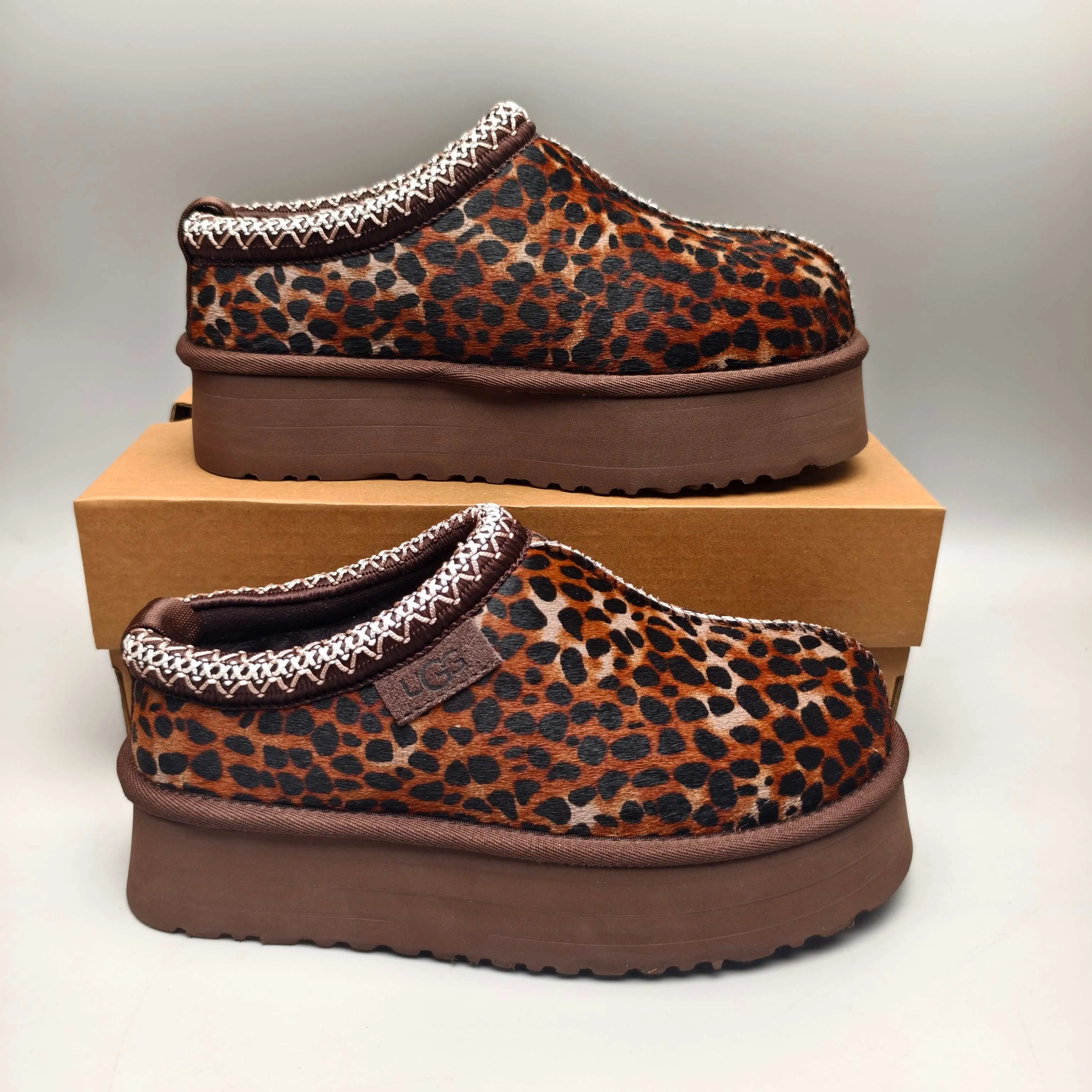 💰520 UGG sheepskin all-in-one snow boots 8430 co-branded trendy thick-soled slip-on women's snow boots🐾~ 🍭 A co-branded trendy item launched with well-known designer brands Feng Chen Wang and TELFAR. Zhou Dongyu & Wang Jiaer’s same style Fang Kete boots. The slip-on design makes it easy to put on and take off, and can be used indoors or outdoors. The exotic hemming design is eye-catching, and it is definitely worth buying ~ 🍭Material: cowhide ➕sheep fur Outsole: rubber (Light Wing Technology) 🍭Color: clever leopard print 🍭Number: 35-41